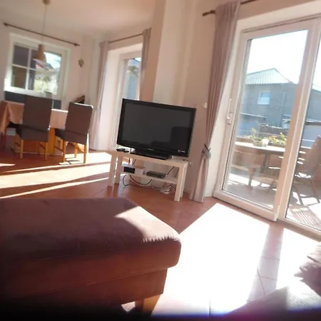 Feriehus Mit Garten Und Stellplatz